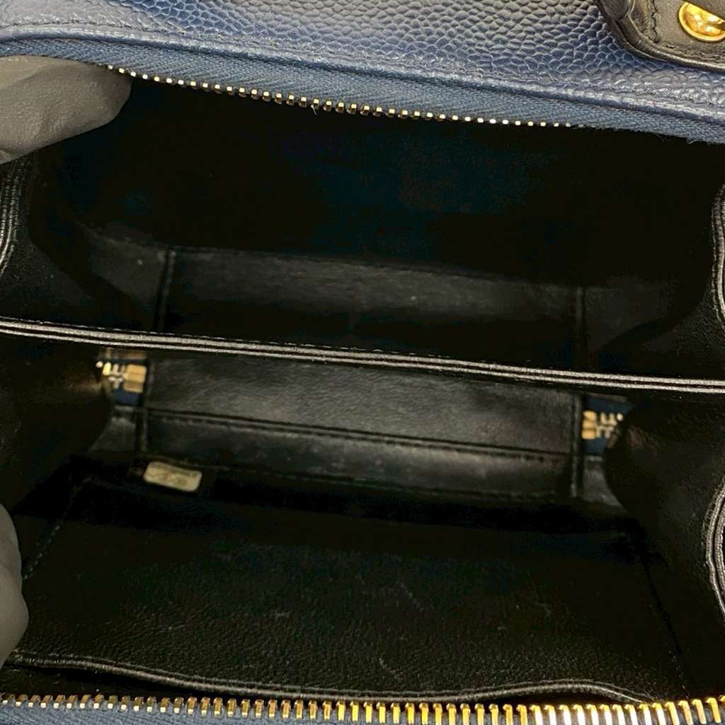 Chanel Small Bicolor Caviar CC Filigree Vanity Case Blue Leather Very good condition - Inside View