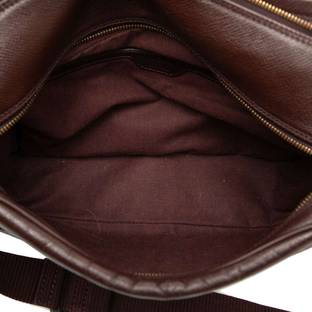 Louis Vuitton Taiga Reporter PM Red Leather Very good - Model View