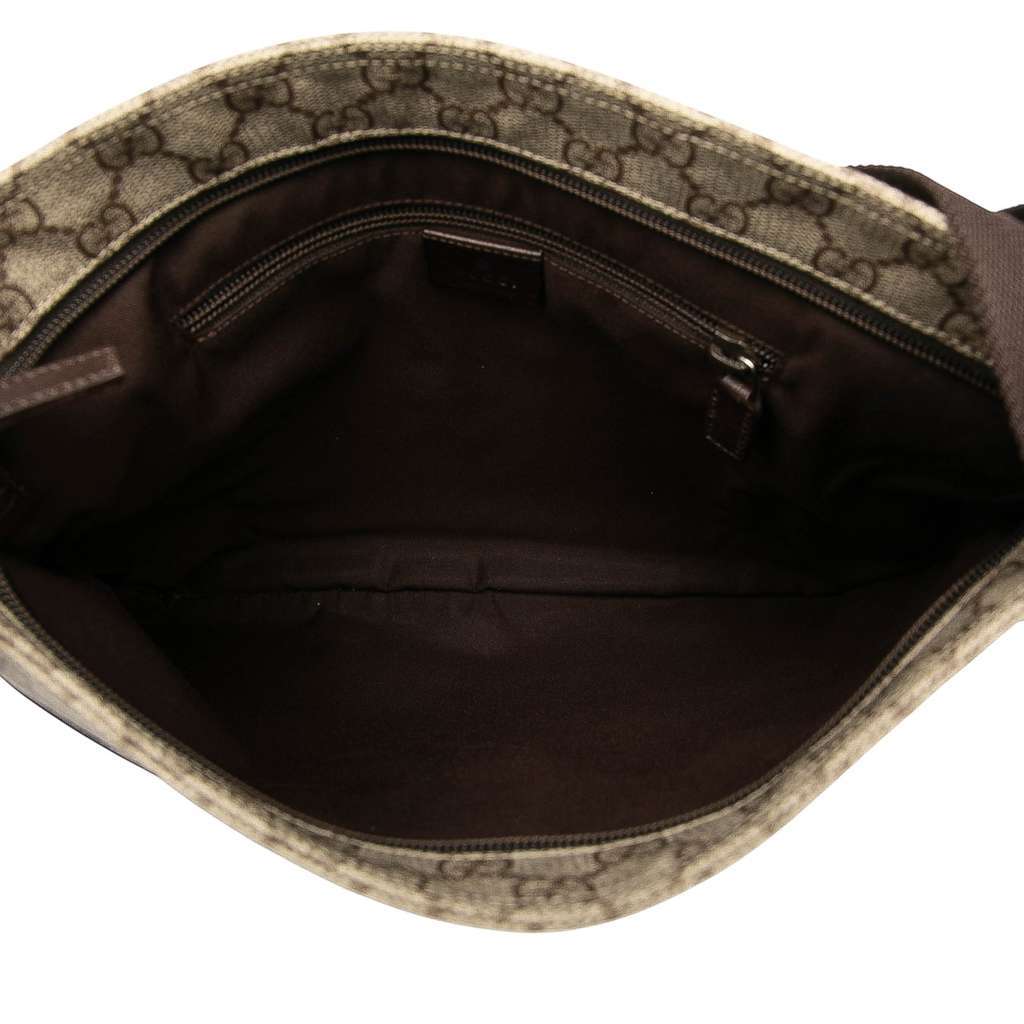 Gucci GG Supreme Crossbody Brown Canvas Very good - Model View