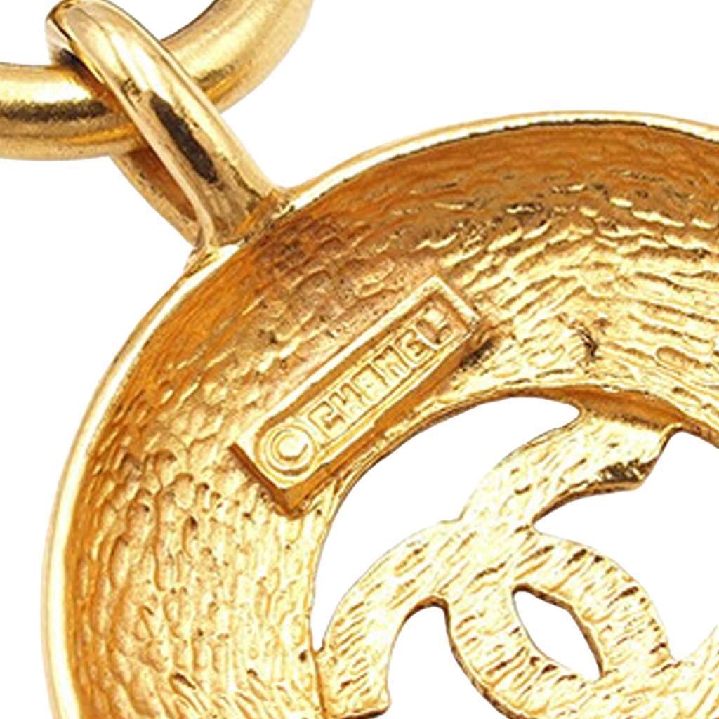 Chanel CC Gold Plated Round Pendant Necklace Gold Metal Very good condition - Model View