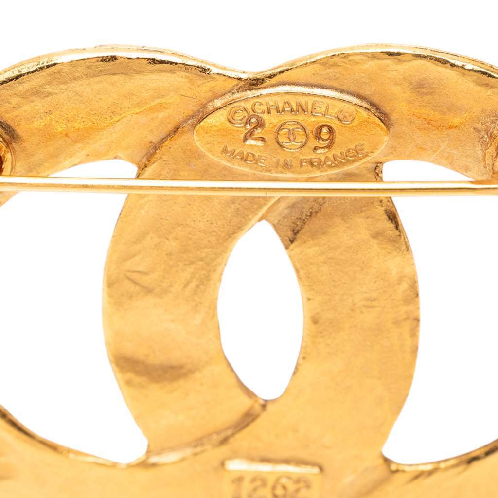 Chanel CC Gold Plated Woven Brooch Gold Metal Very good condition - Model View