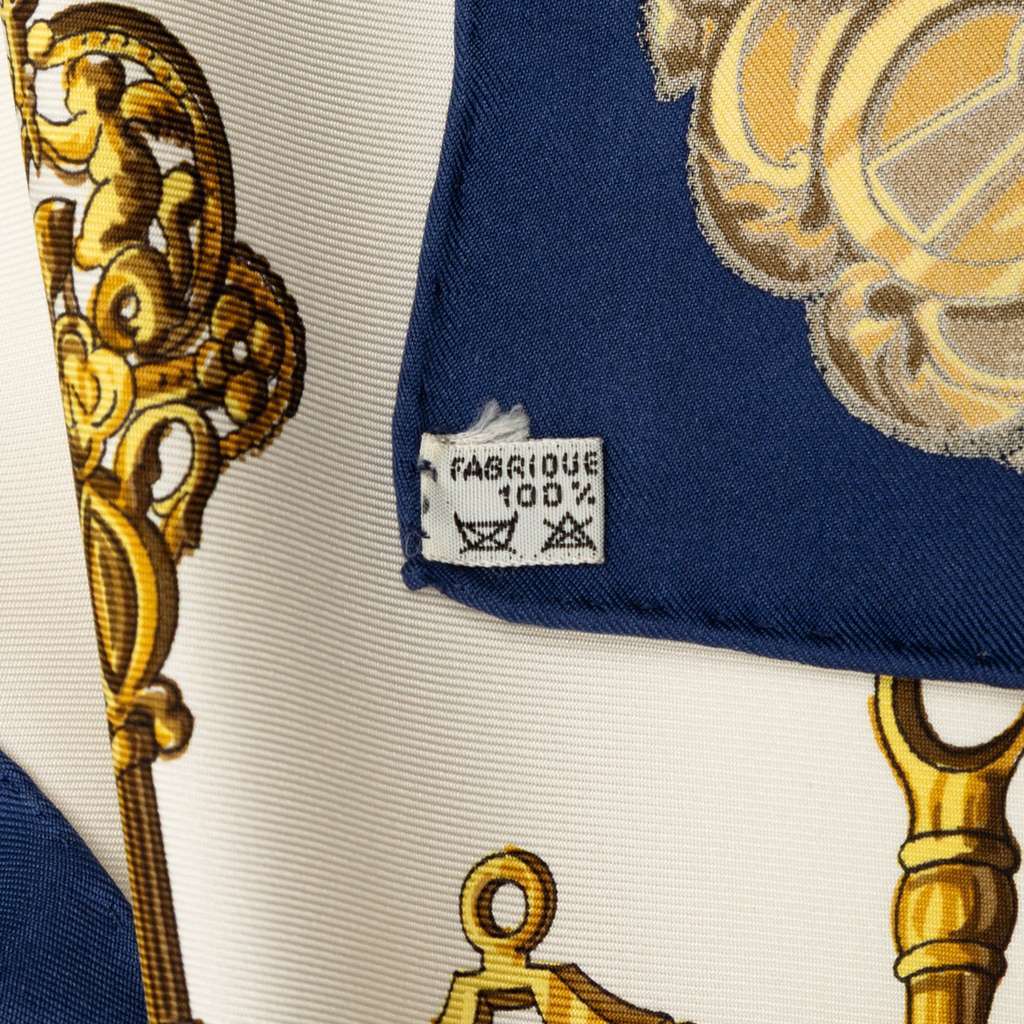 Hermès Les Cles Silk Scarf 90 White Silk Good condition - Model View