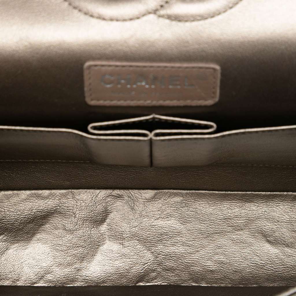 Chanel Medium Classic Metallic Caviar Double Flap Grey Leather Very good condition - Model View