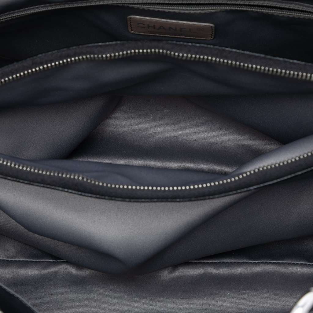 Chanel Caviar Grand Shopping Tote XL Black Leather Very good condition - Model View