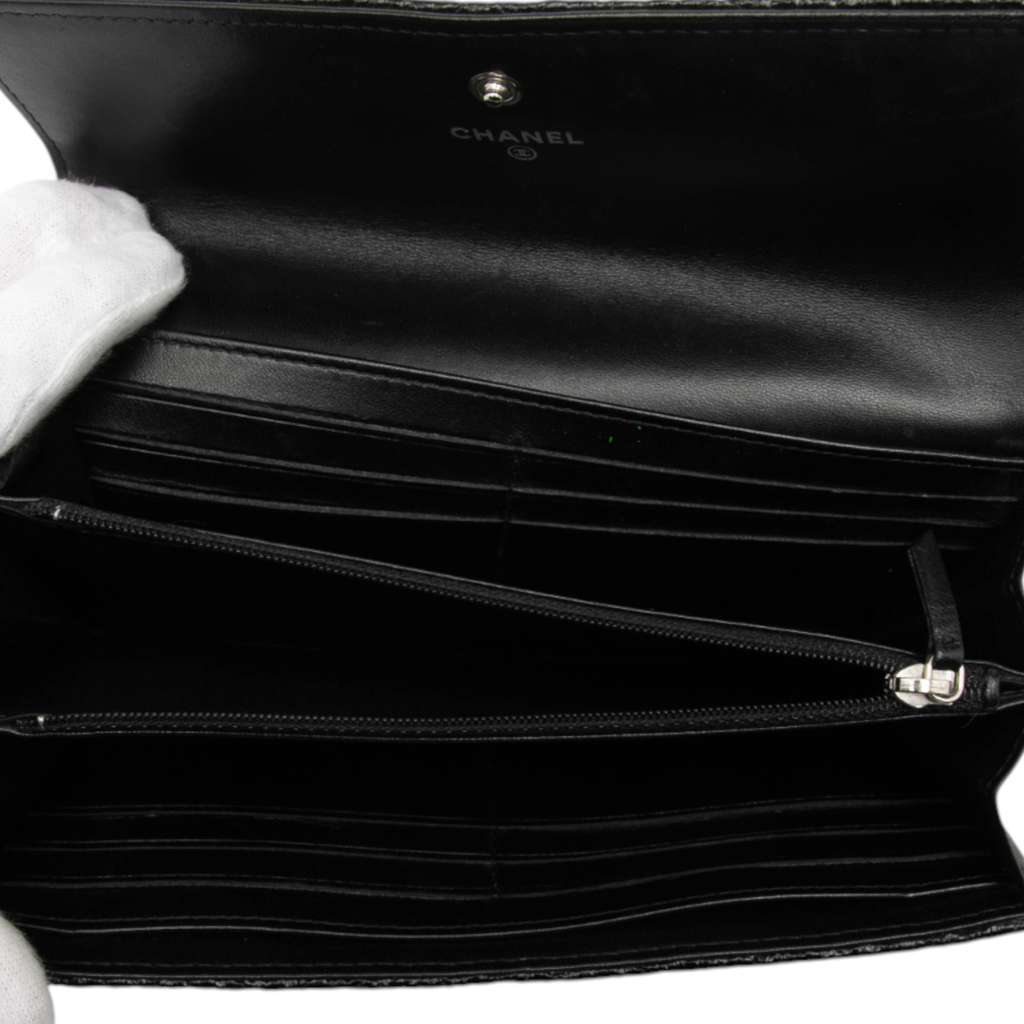 Chanel Distressed Quilted Patent Brilliant Flap Long Wallet Black Leather Very good condition - Model View