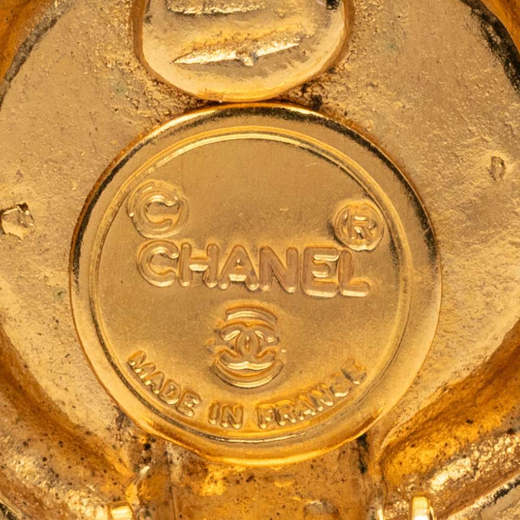 Chanel Gold Plated CC Round Clip On Earrings Gold Metal Very good - Model View