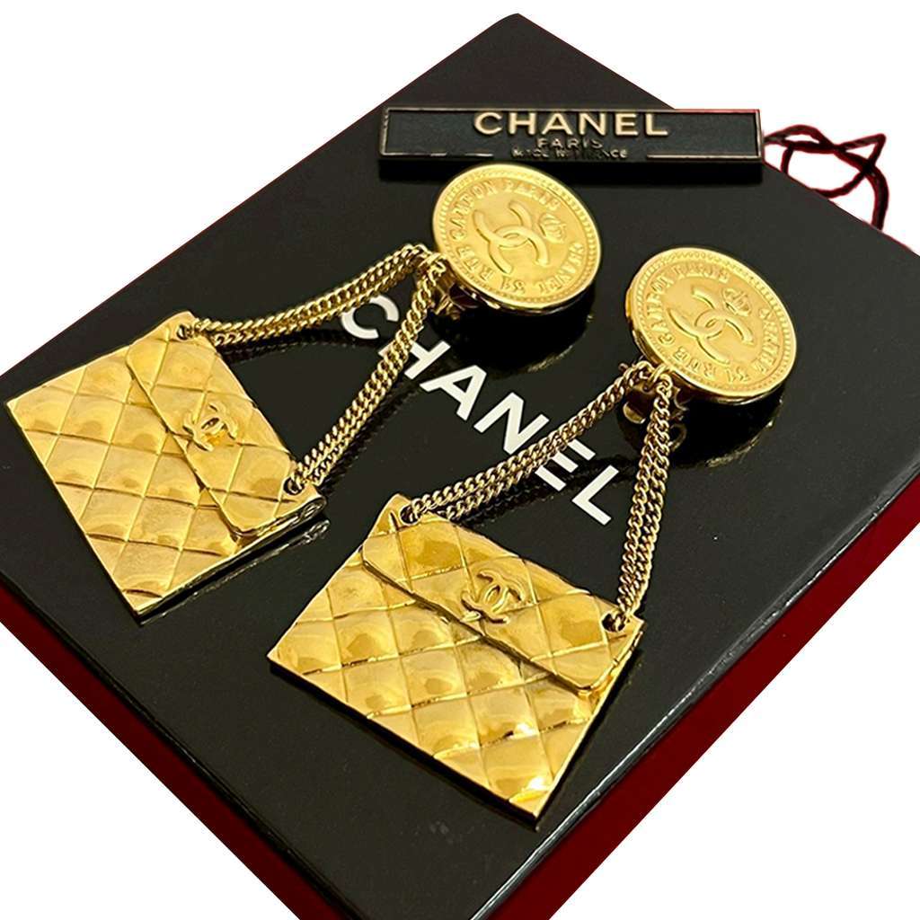 Chanel CC Gold Plated Classic Quilted Flap Medallion Clip On Earrings Gold Metal Very good condition - Box View