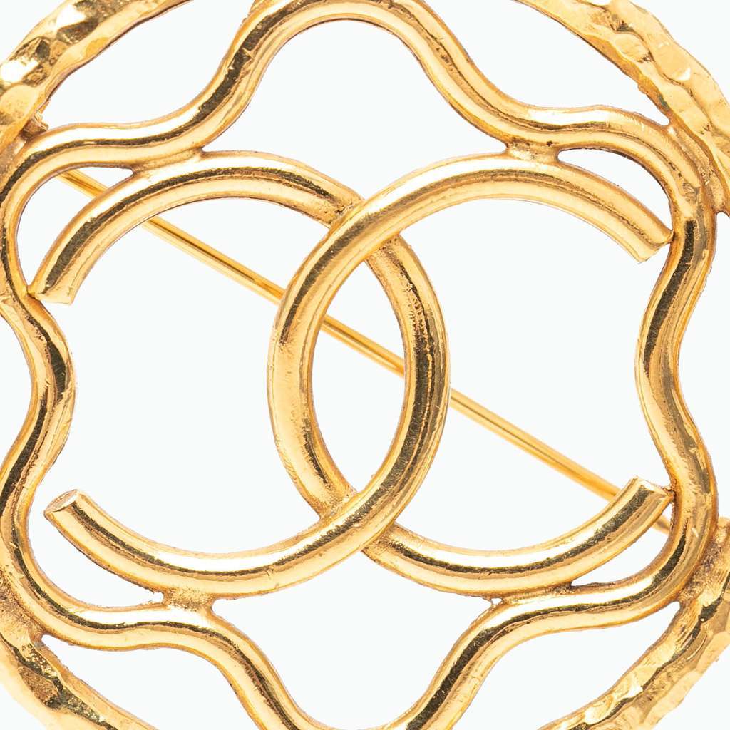 Chanel CC Gold Plated Round Brooch Gold Metal Very good - Model View
