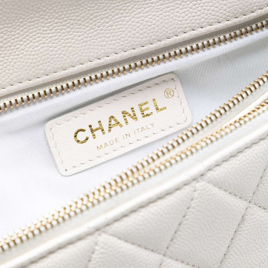 Chanel Quilted Caviar East West Flap Clutch White Leather Good condition - Box View