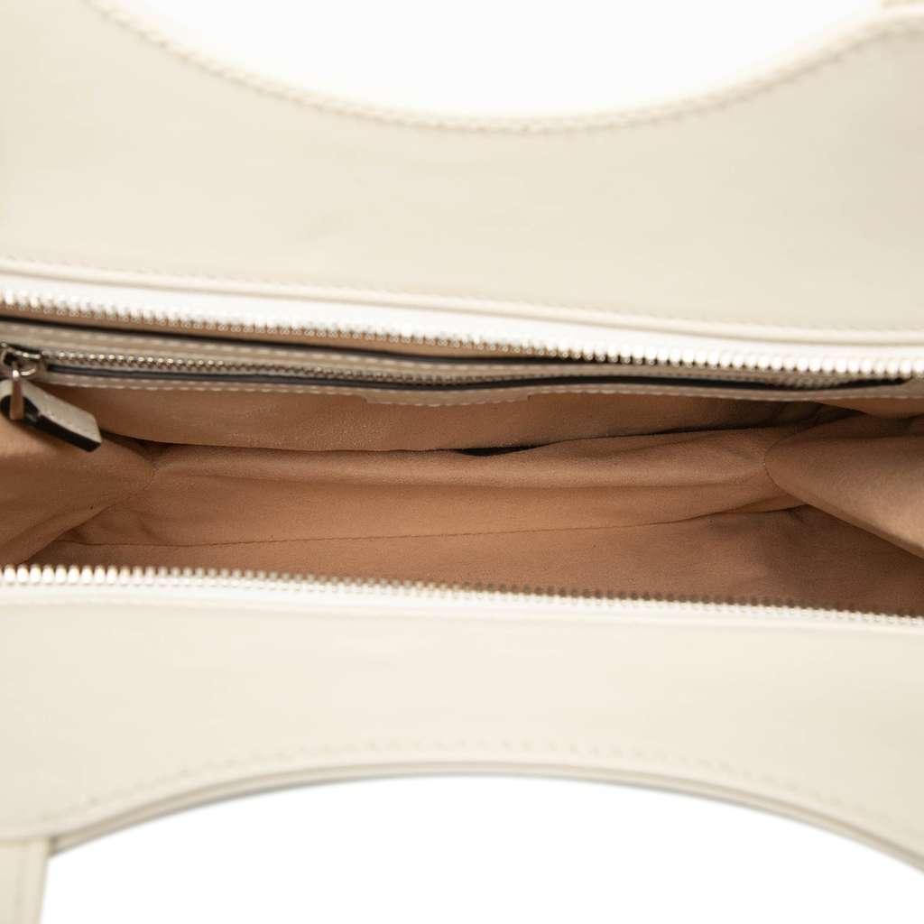Gucci Small Leather Petite GG Tote White Leather Very good - Model View