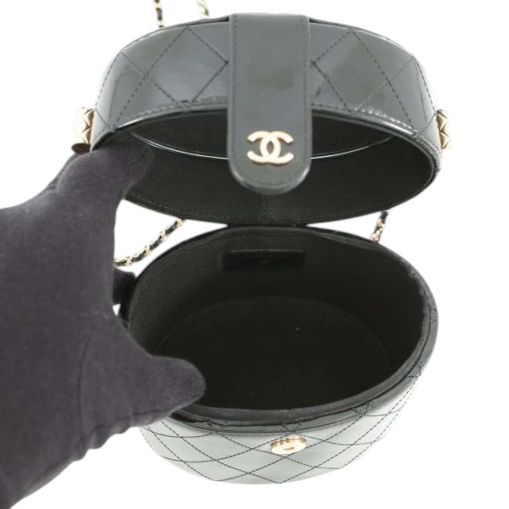 Chanel CC Quilted Patent Round Vanity Clutch With Chain Black Leather Very good - Model View