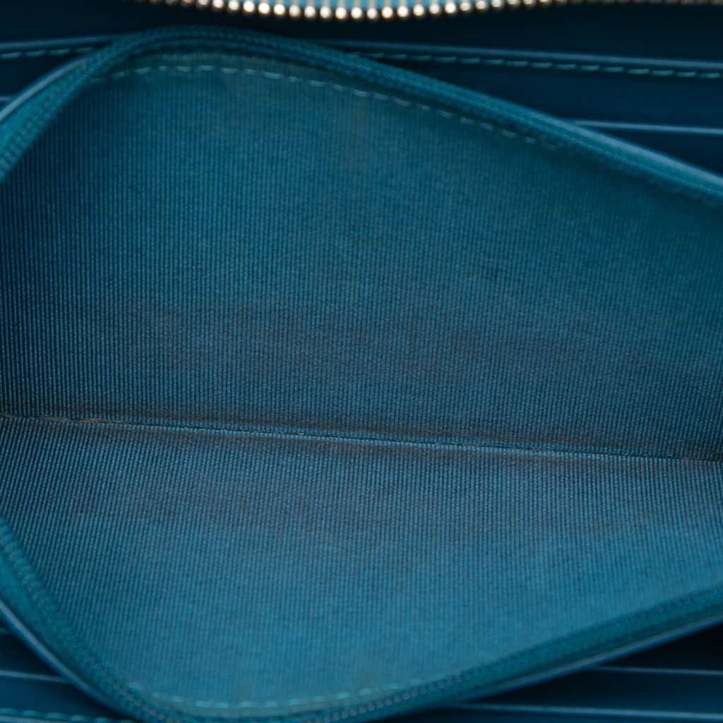 Chanel CC Quilted Caviar Zip Around Long Wallet Blue Leather Very good - Model View