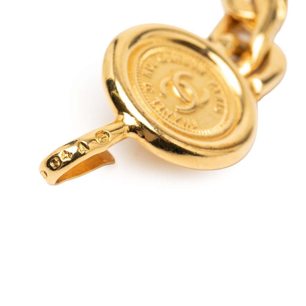 Chanel Gold Plated Medallion Rue Cambon Chain Belt Gold Metal Very good - Model View