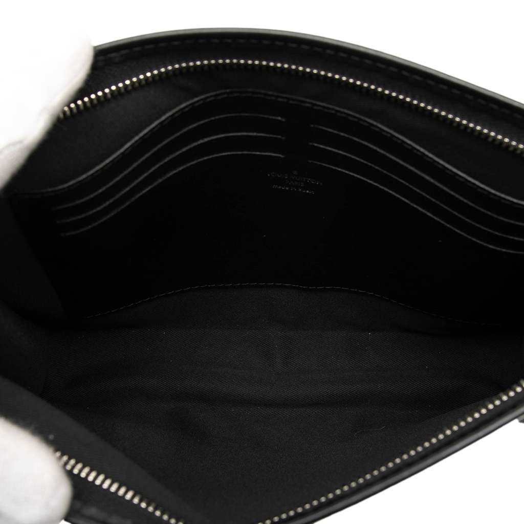 Louis Vuitton Monogram Eclipse Pochette Voyage MM Black Very good condition - Model View