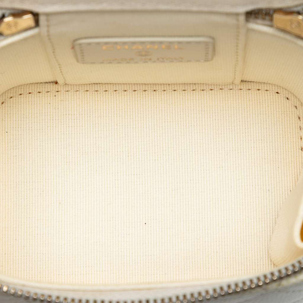 Chanel Mini CC Quilted Caviar Vanity Case with Chain White Leather Very good condition - Model View