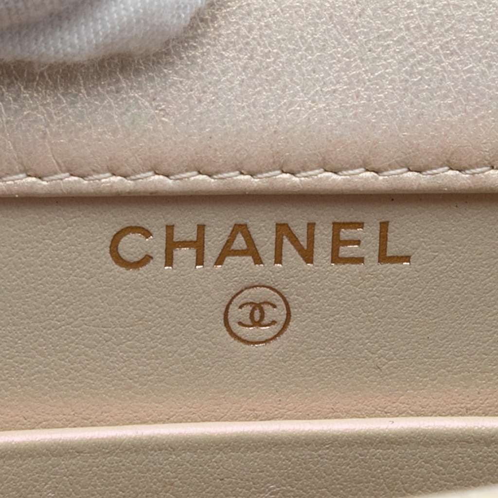 Chanel CC Quilted Iridescent Lambskin Phone Holder with Chain White Leather Very good condition - Box View