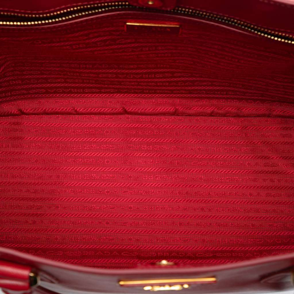 Prada Large Saffiano Lux Galleria Satchel Red Leather Very good - Model View
