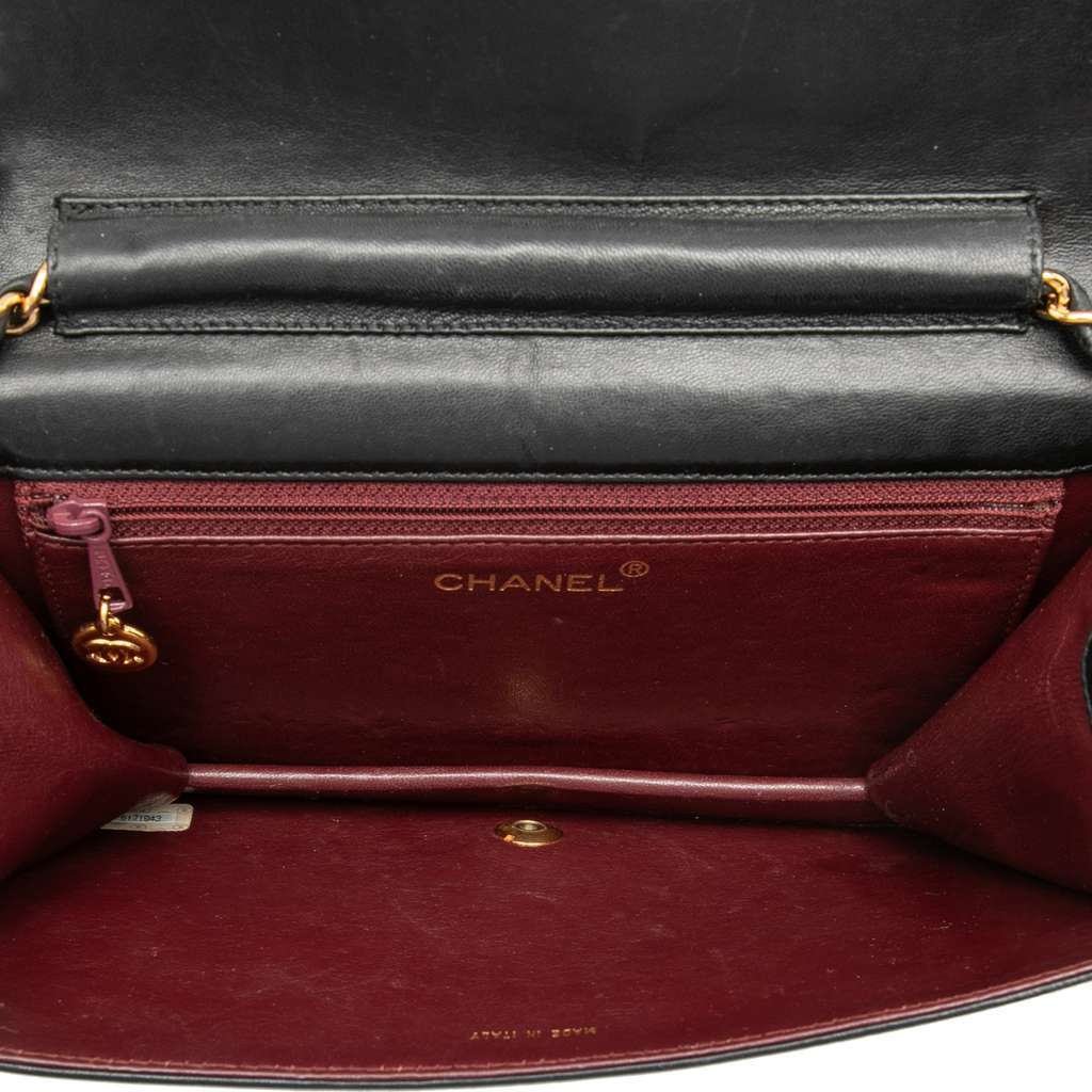 Chanel CC Quilted Lambskin Full Single Flap Black Leather Very good condition - Model View