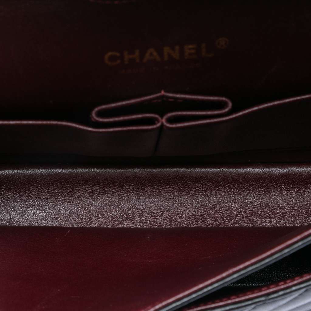 Chanel Medium Classic Chevron Lambskin Double Flap Black Leather Very good condition - Model View