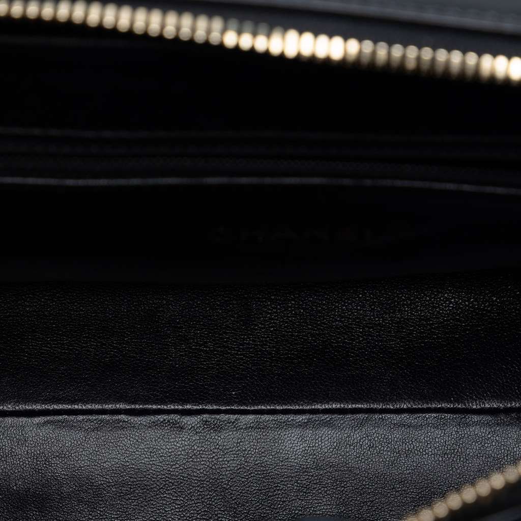 Chanel CC Chevron Calfskin Medal Flap Black Leather Very good condition - Model View
