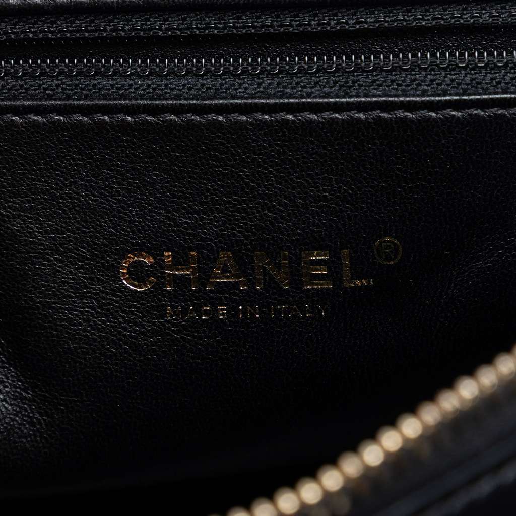Chanel CC Chevron Calfskin Medal Flap Black Leather Very good condition - Box View