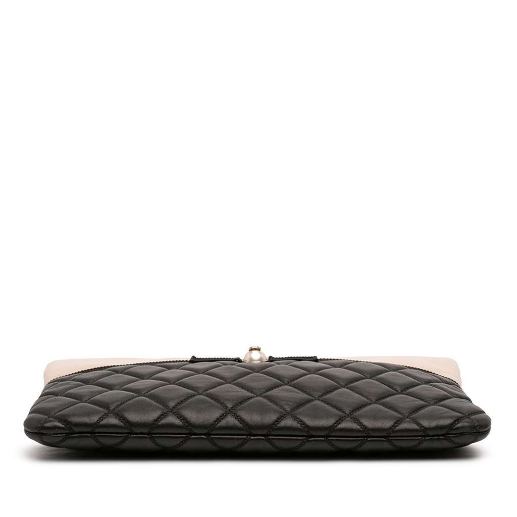 Chanel Medium Quilted Lambskin and Calfskin Pearl O Case Clutch Black Leather Very good condition - Inside View