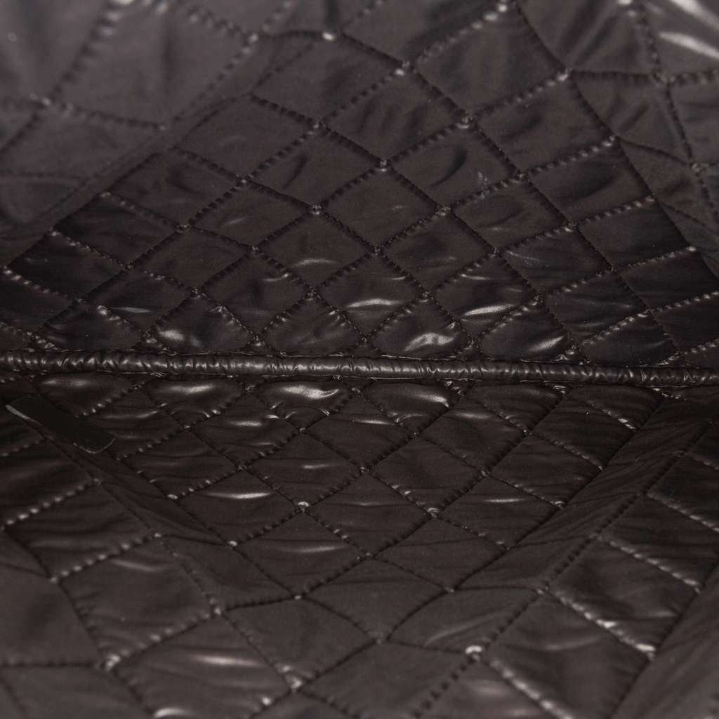 Chanel Medium Quilted Lambskin and Calfskin Pearl O Case Clutch Black Leather Very good condition - Model View