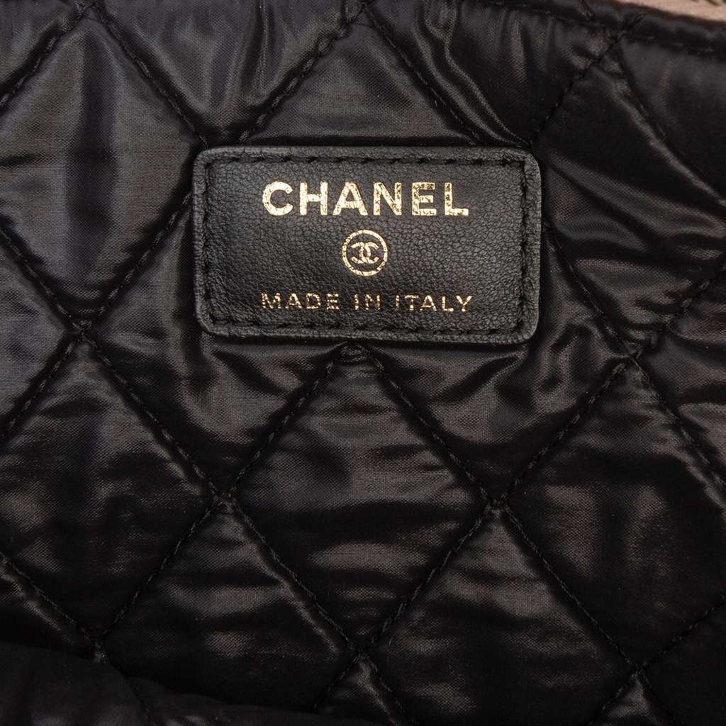 Chanel Medium Quilted Lambskin and Calfskin Pearl O Case Clutch Black Leather Very good condition - Box View