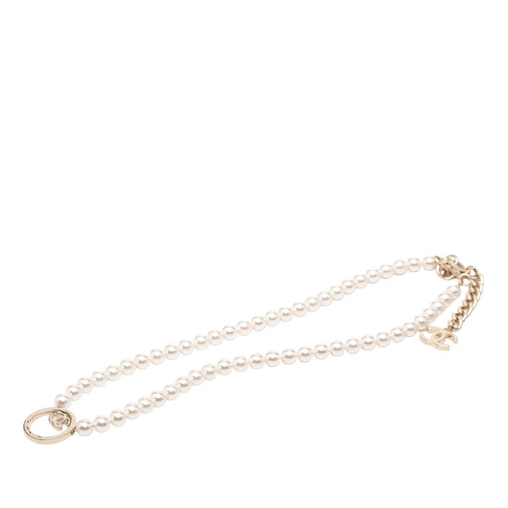 Chanel CC Faux Pearl Necklace White Very good condition - Model View