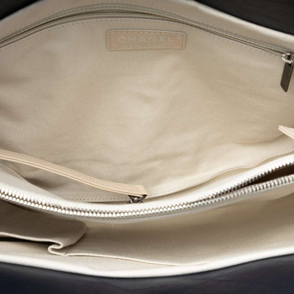 Chanel Quilted Aged Calfskin Reissue 2.55 Tote Blue Leather Very good condition - Model View