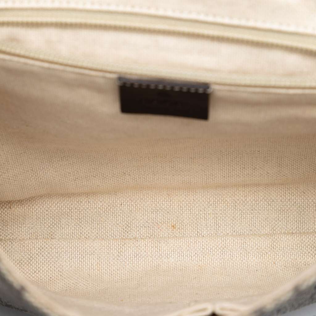 Gucci GG Supreme Messenger Bag Beige Very good condition - Model View