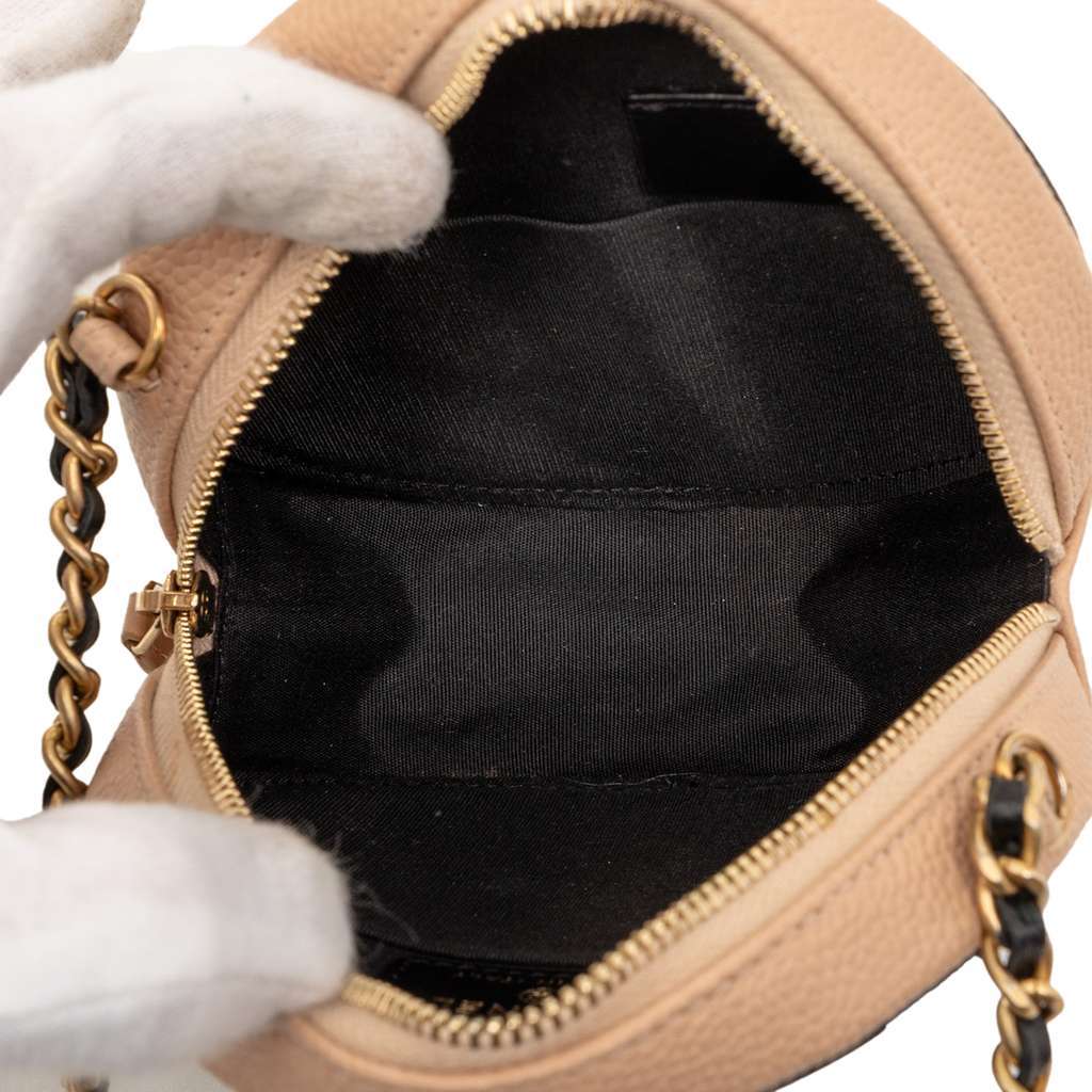 Chanel Caviar CC Filigree Round Crossbody Beige Leather Very good condition - Model View