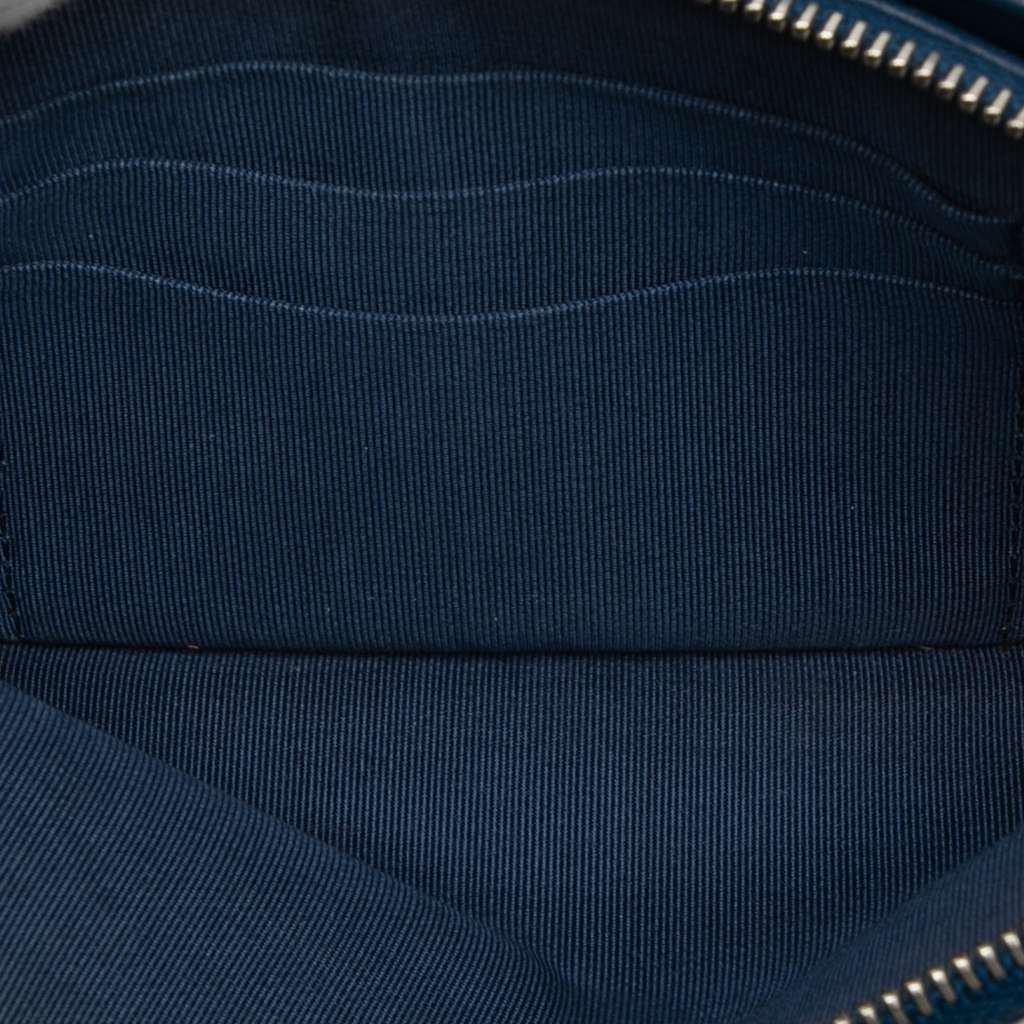 Chanel CC Quilted Caviar Double Zip Clutch With Chain Blue Leather Very good condition - Model View