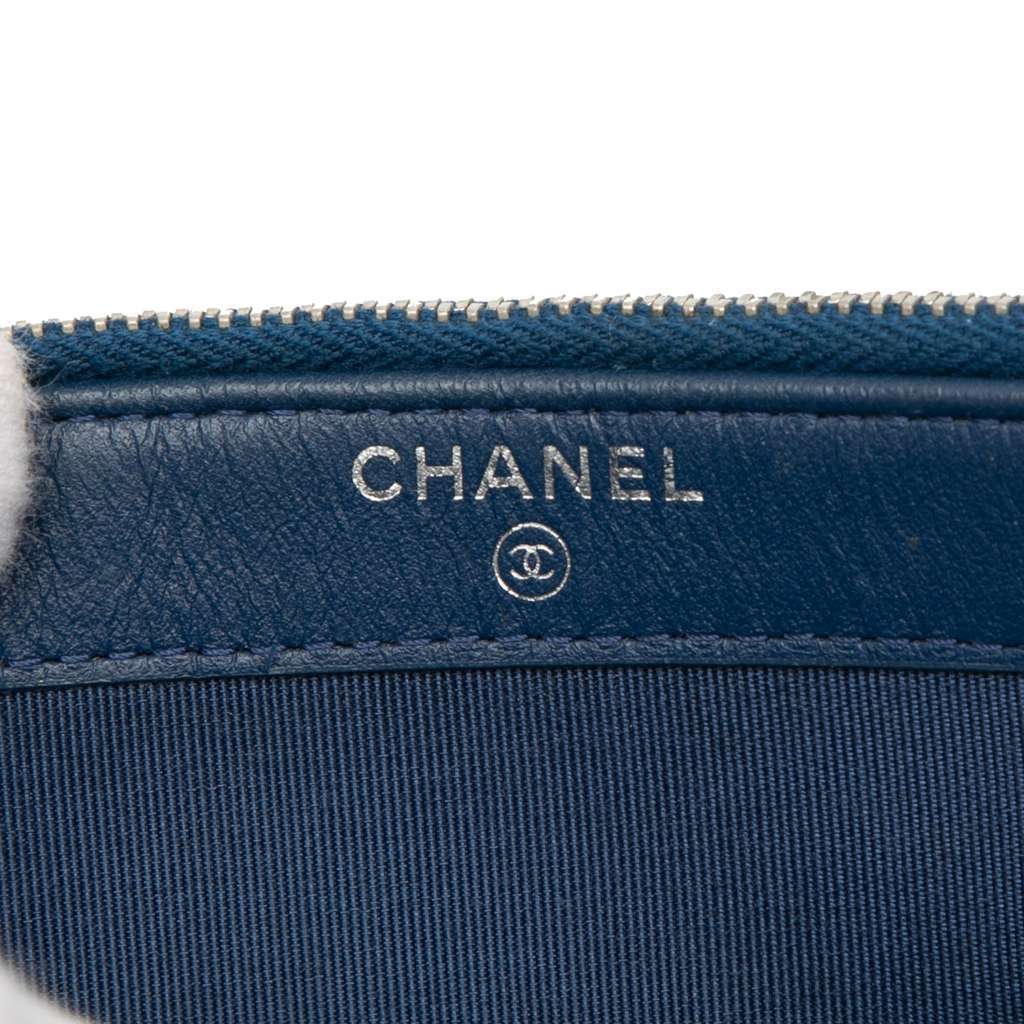 Chanel CC Quilted Caviar Double Zip Clutch With Chain Blue Leather Very good condition - Box View
