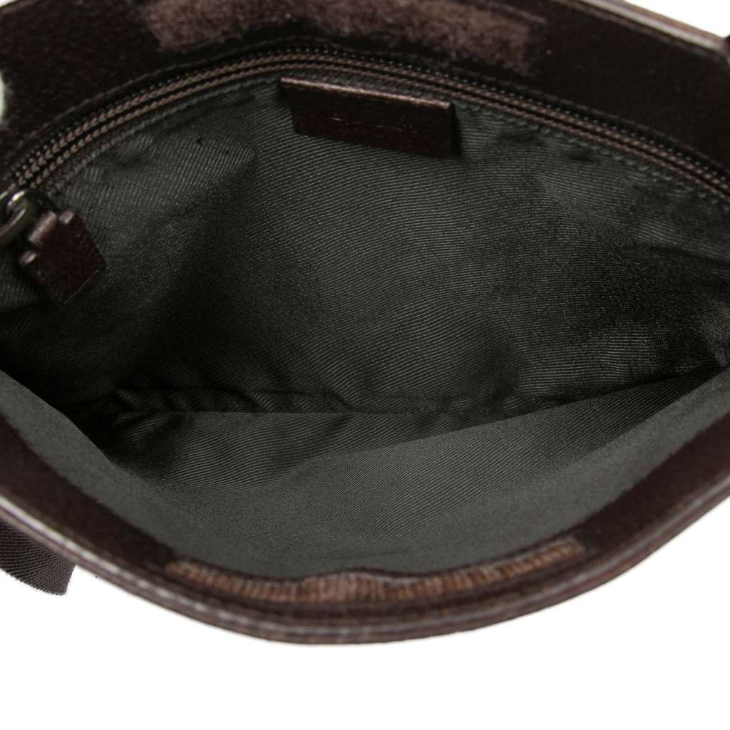 Gucci GG Canvas Crossbody Beige Very good condition - Model View