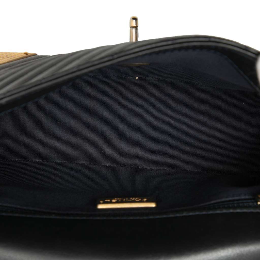 Chanel Mini Chevron Calfskin Rock The Corner Flap Black Leather Very good condition - Model View