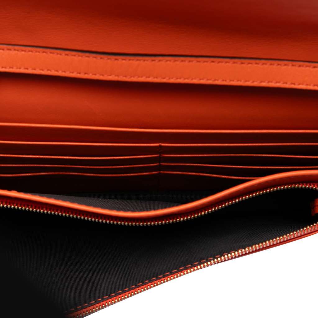 Gucci Microguccissima Wallet on Strap Orange Leather Very good condition - Model View