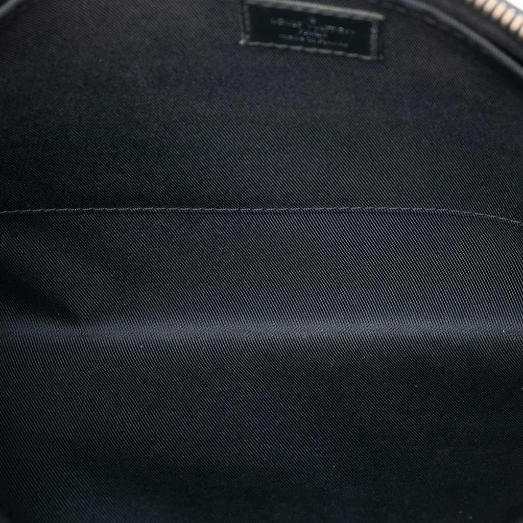 Louis Vuitton Monogram Eclipse Discovery Pochette GM Black Very good condition - Model View