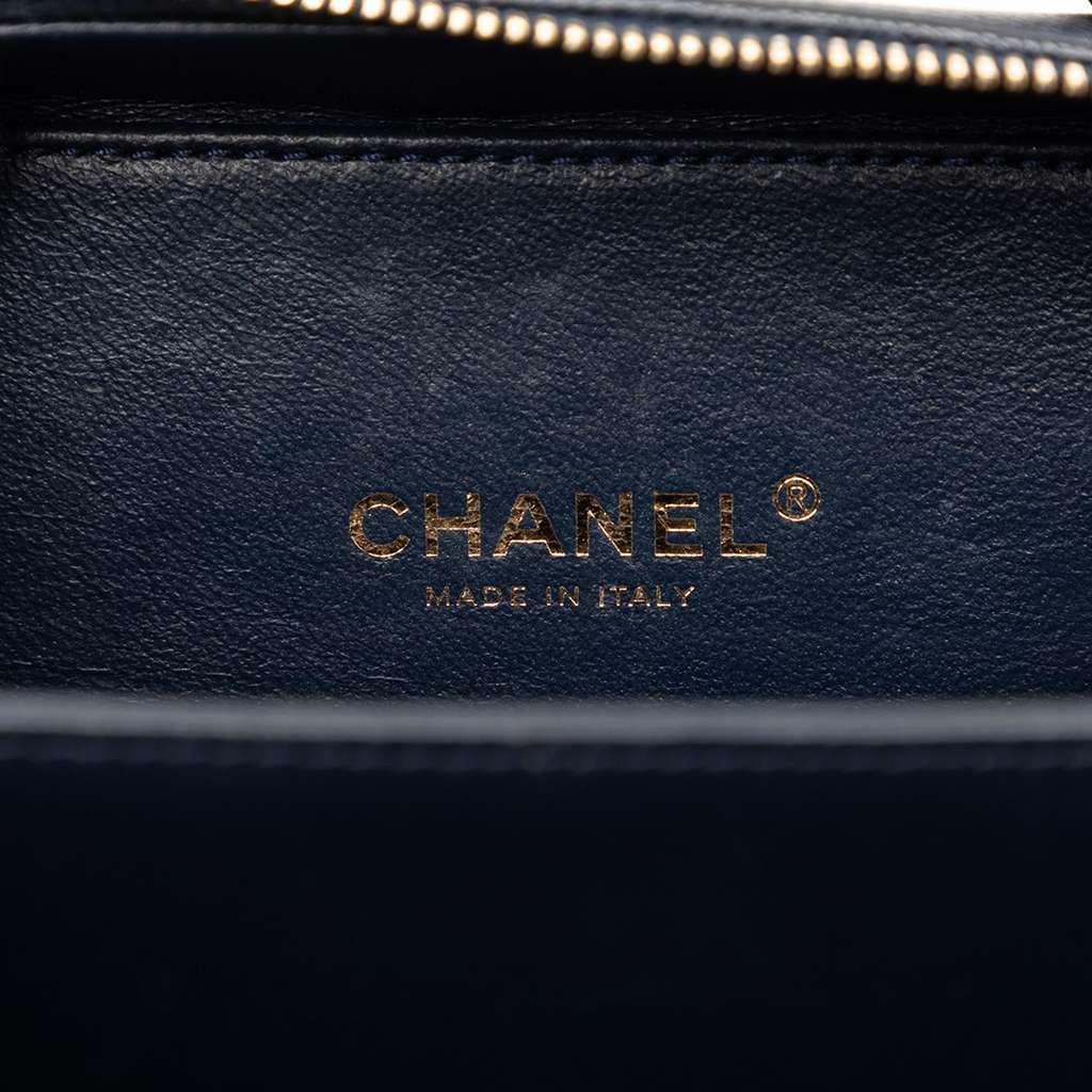 Chanel Small Caviar CC Filigree Vanity Case Blue Leather Very good condition - Box View