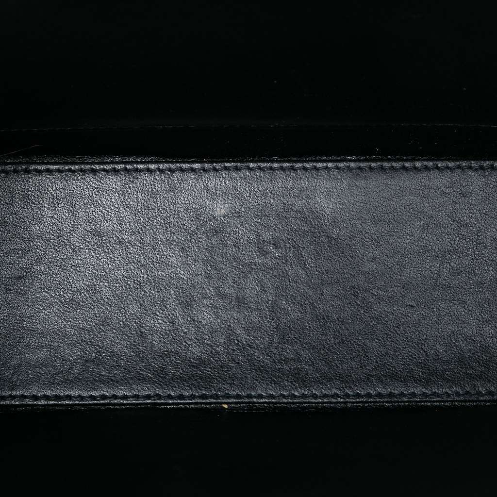 Chanel Grained Calfskin Flap Crossbody Black Leather Very good condition - Model View