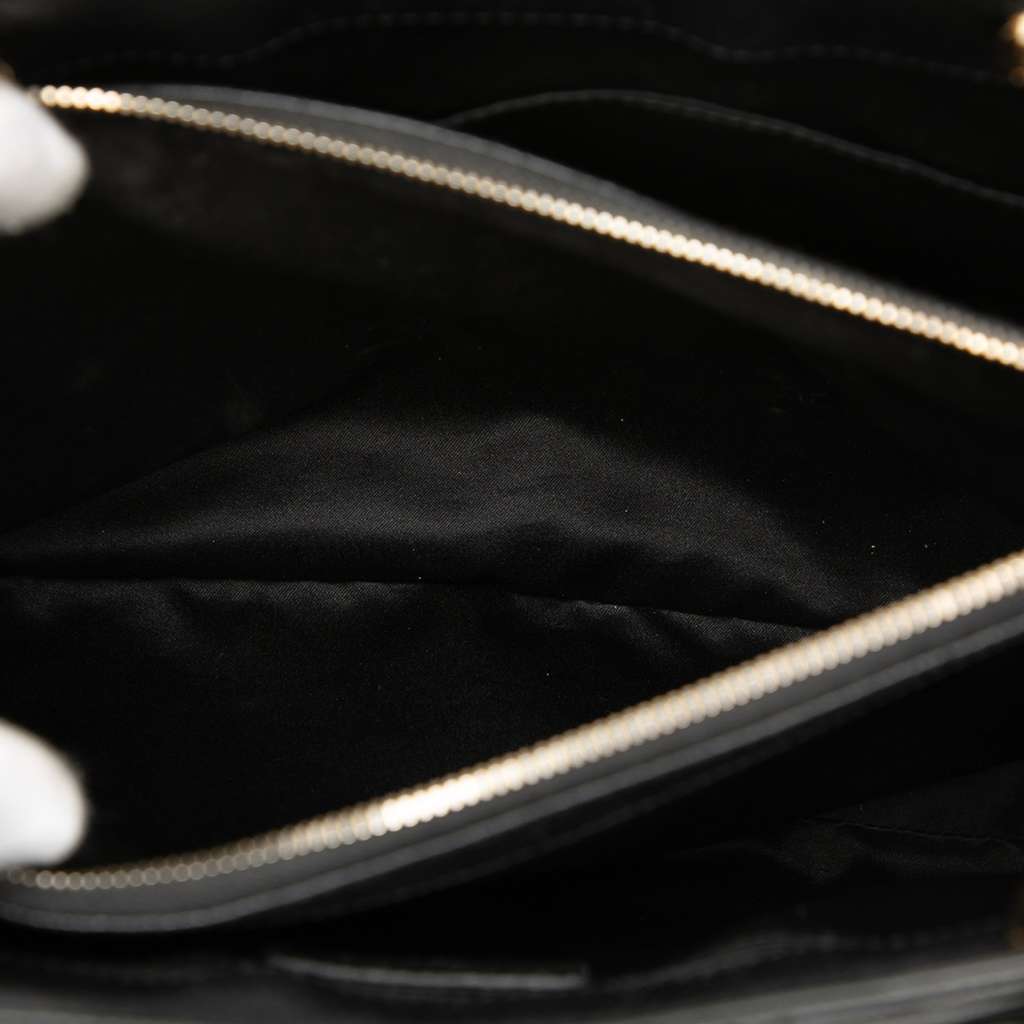 Chanel Caviar Grand Shopping Tote Black Leather Very good condition - Model View