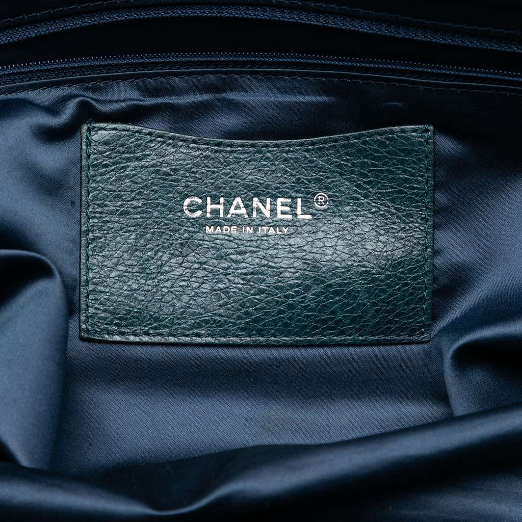 Chanel Large Glazed Calfskin On The Road Tote Green Leather Very good condition - Box View