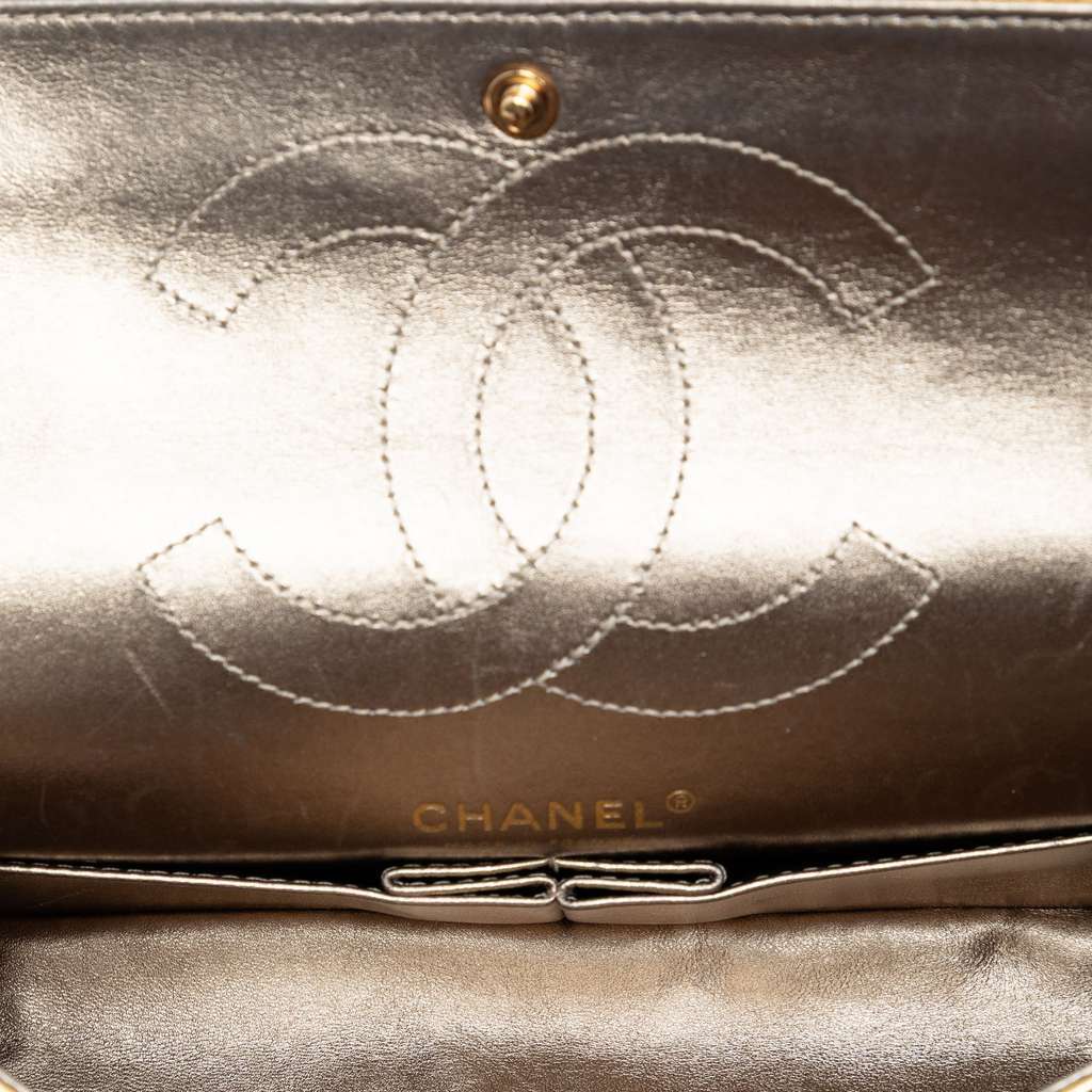 Chanel Quilted Metallic Aged Calfskin Reissue 2.55 Double Flap 225 Gold Leather Very good condition - Model View