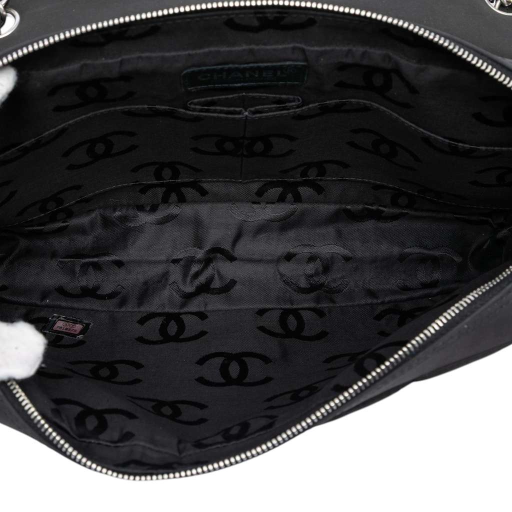 Chanel CC Chocolate Bar Nylon Flap Black Very good condition - Model View