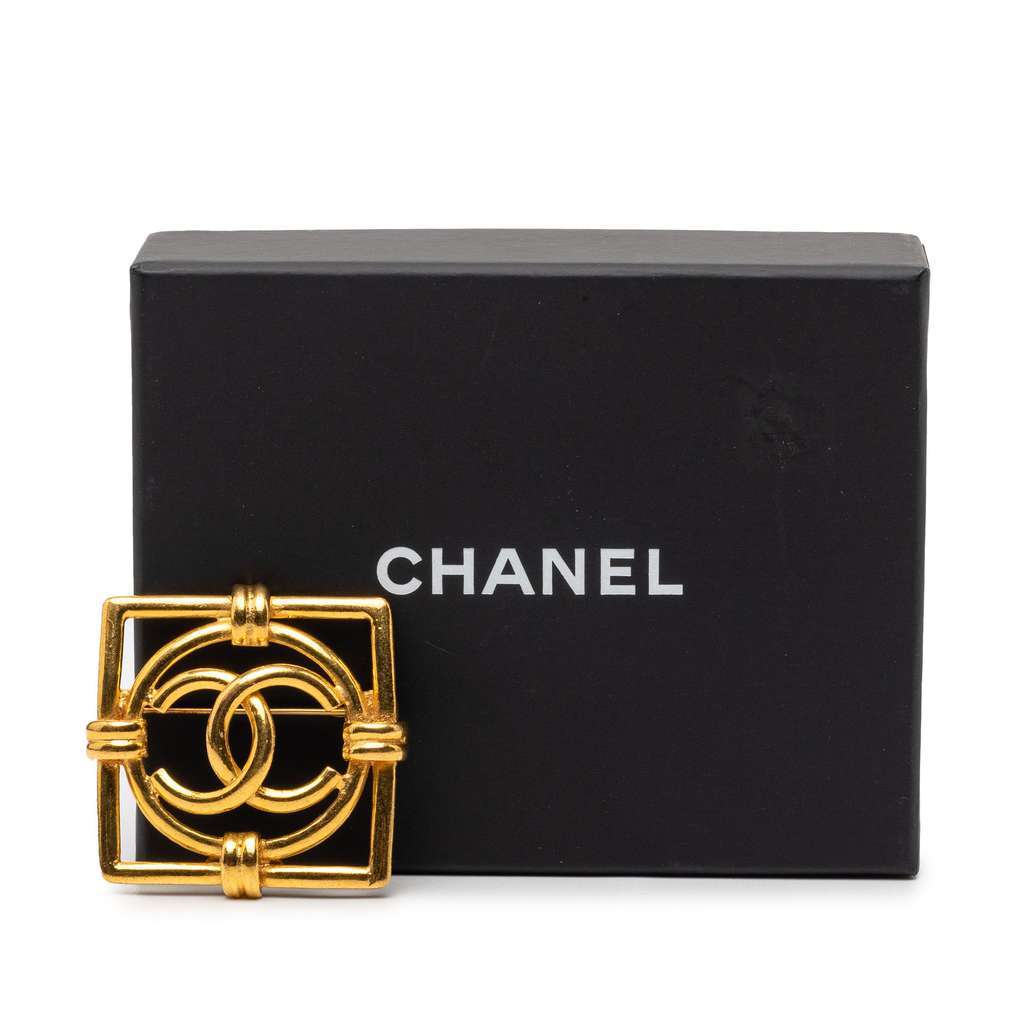 Chanel CC Gold Plated Square Brooch Gold Metal Very good - Model View