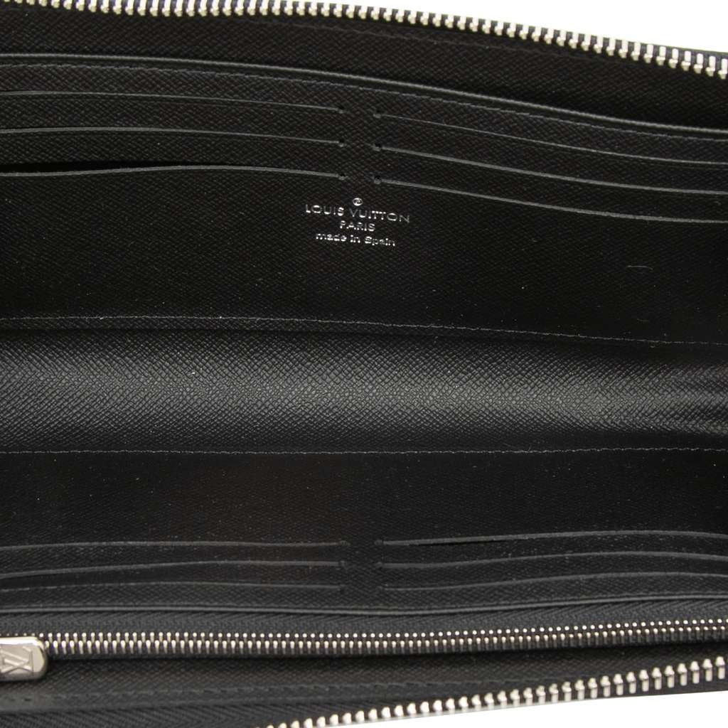 Louis Vuitton Taiga Zippy Dragonne Wallet Black Leather Very good - Model View