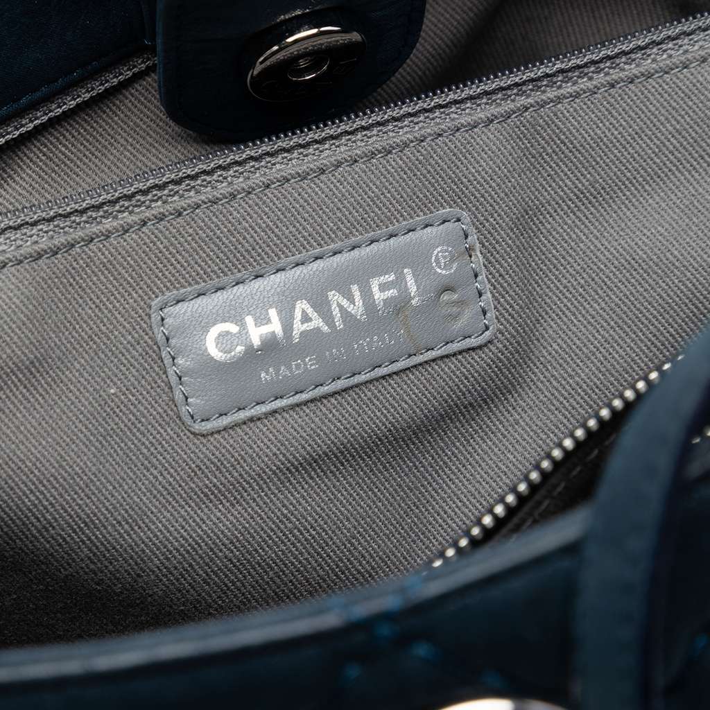 Chanel Large Quilted Iridescent Calfskin Sea Hit Tote Blue Leather Very good condition - Box View