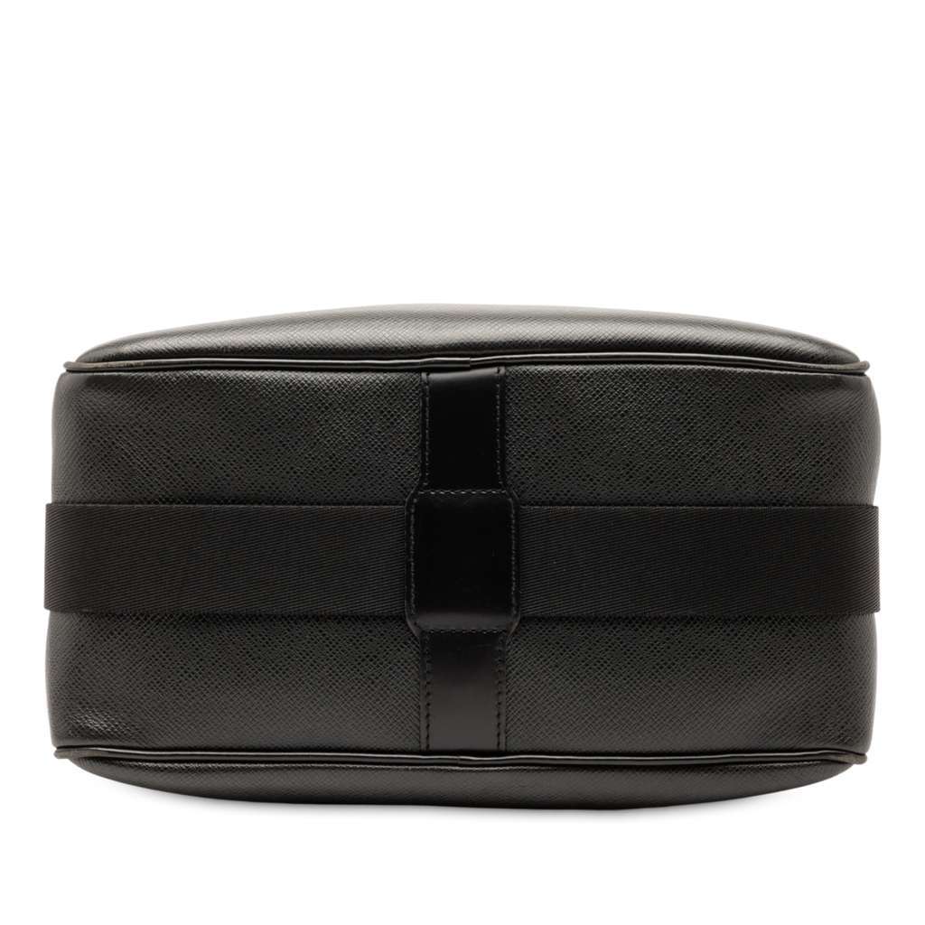 Louis Vuitton Taiga Reporter PM Black Leather Very good condition - Inside View
