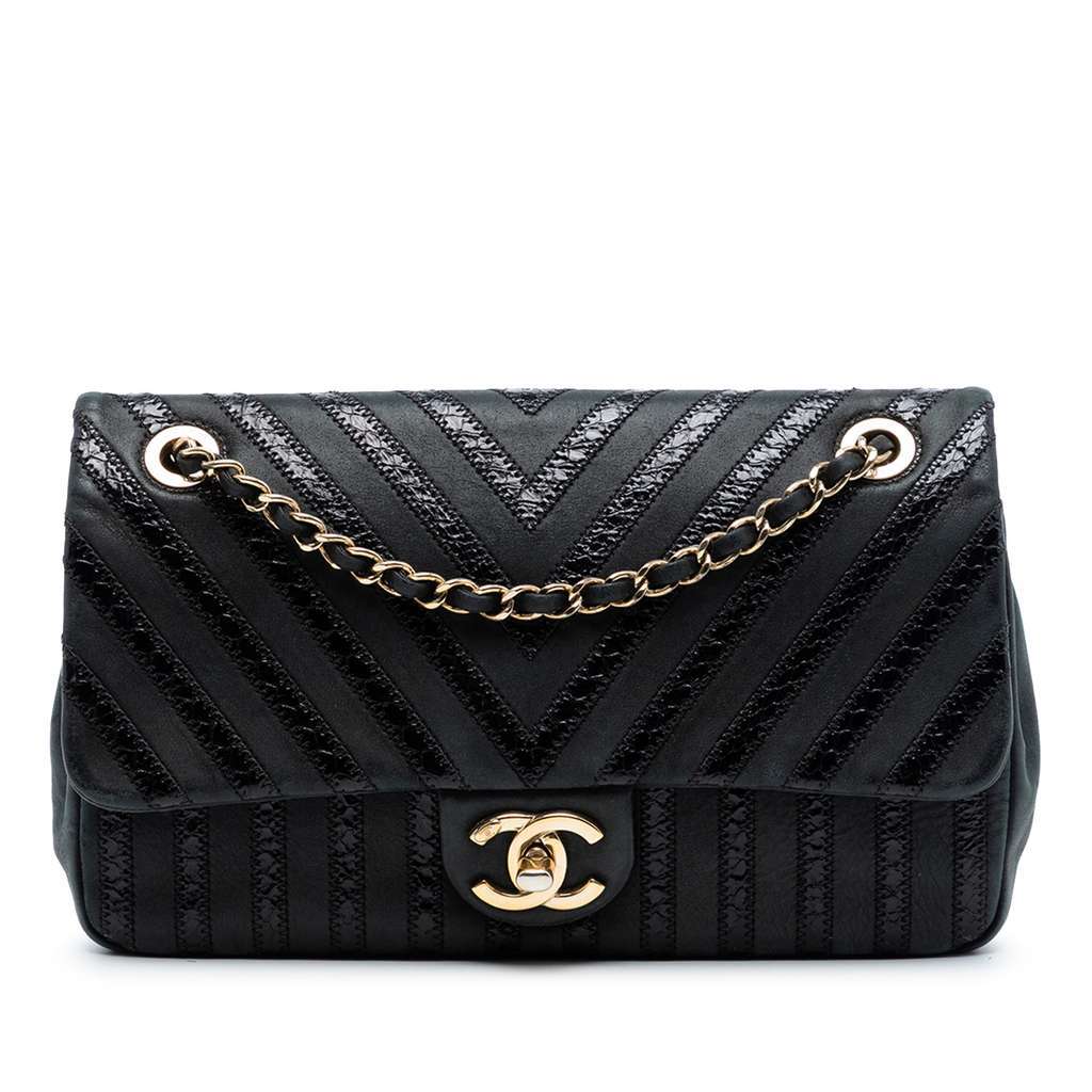 Chanel Medium Classic Chevron Wrinkled Calfskin and Suede Single Flap Black Leather Very good condition - Front View