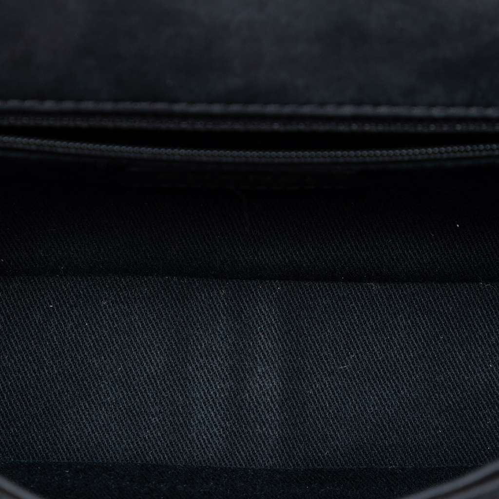Chanel Medium Classic Chevron Wrinkled Calfskin and Suede Single Flap Black Leather Very good condition - Model View